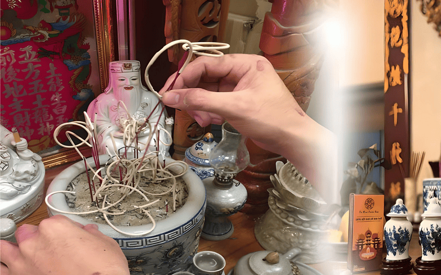 Cách rút chân nhang trên bàn thờ Thần Tài