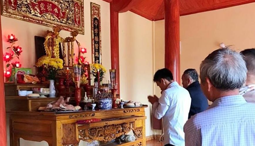Chuẩn bị lễ vật đầy đủ trước khi khấn