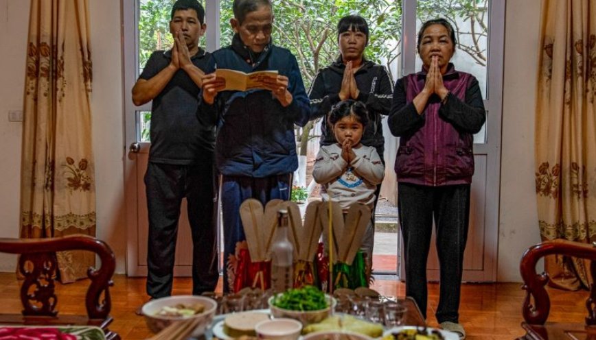 Đọc văn khấn mùng 1 Tết là thông lệ hàng năm của người Việt