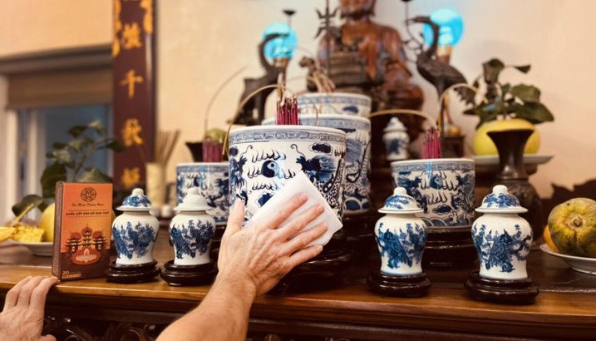 Dọn dẹp bàn thờ là bước quan trọng trước khi đọc văn khấn Thần Tài rằm tháng 6