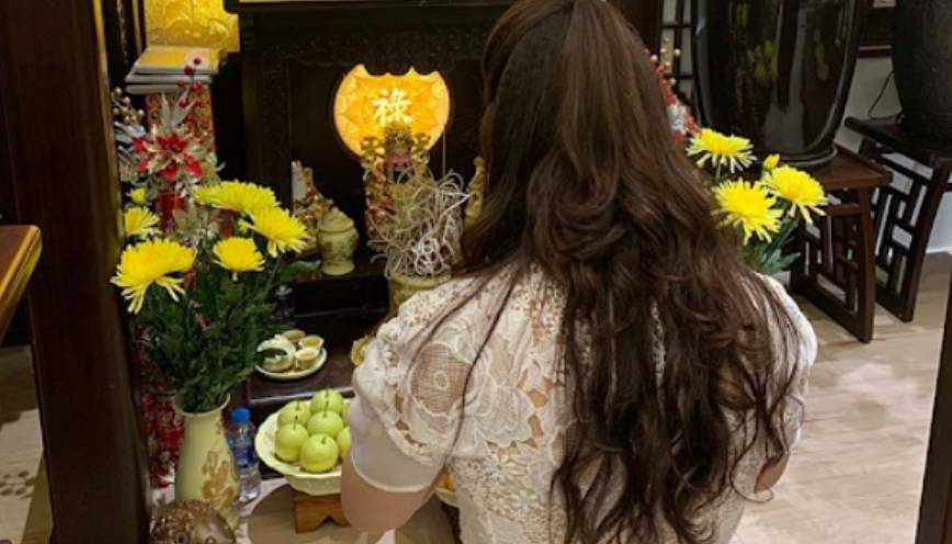 Gia chủ đọc văn khấn với giọng trang nghiêm, thái độ thành kính