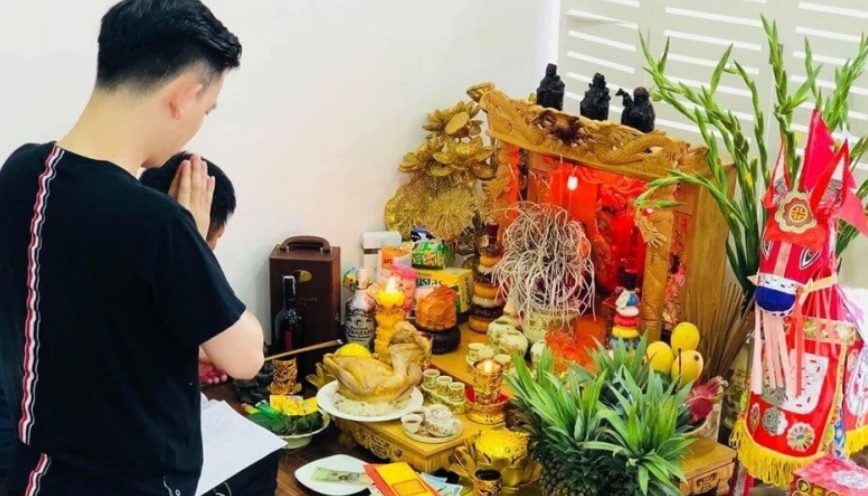 Gia đình xin tài lộc, may mắn năm mới trong đêm 30 Tết