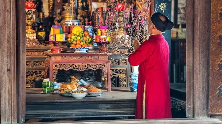 Hành lễ khấn vái tổ tiên bằng sự thành tâm