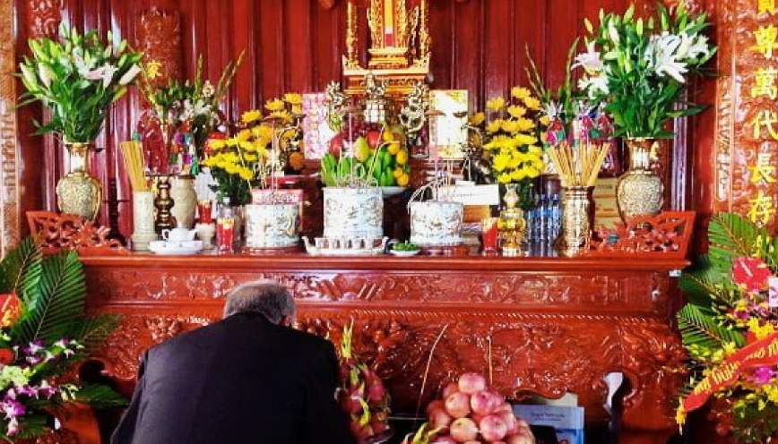 Khấn gia tiên hoặc thần linh là hai kiểu lễ khấn phổ biến nhất