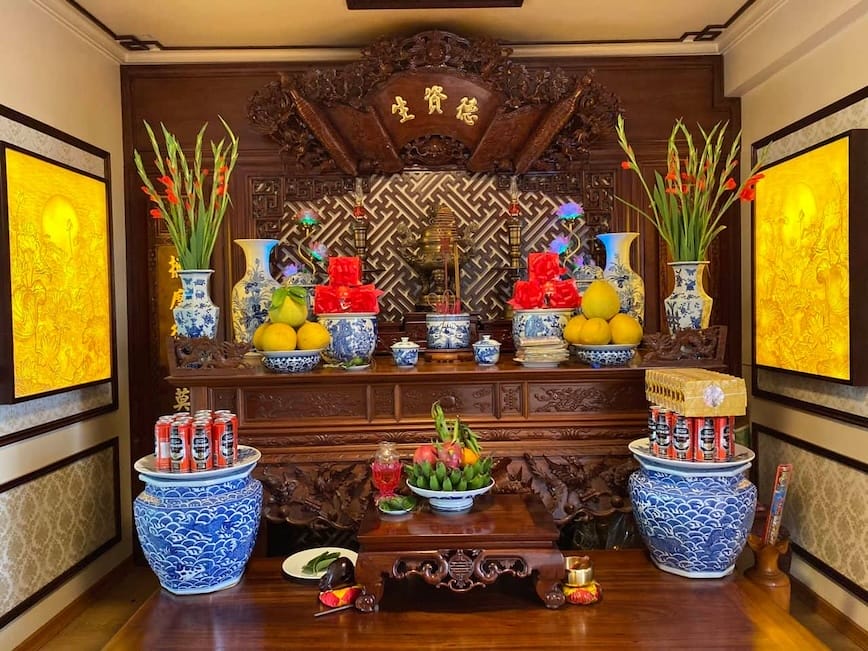 Mâm cúng được bày biện đầy đủ, thể hiện lòng thành kính với bề trên