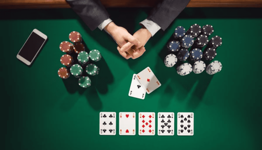 Người chơi theo dõi lịch sử ván khi chơi baccarat online