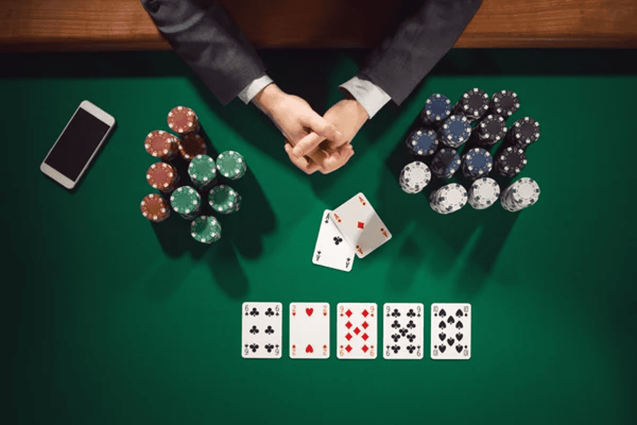 Người chơi theo dõi lịch sử ván khi chơi baccarat online