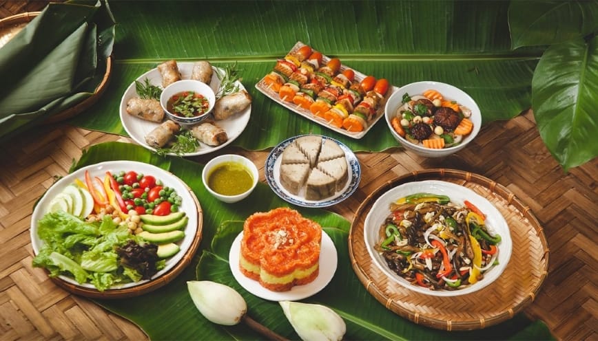 Mâm lễ cúng vong linh ngoài mộ được chuẩn bị đầy đủ