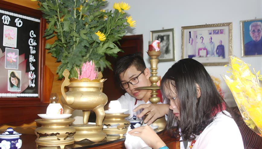 Mẫu văn khấn tỉa chân nhang bàn thờ gia tiên