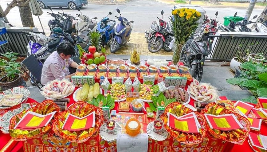 Bày mâm cúng cô hồn ngoài trời với những lễ vật thanh đạm