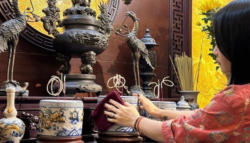 Dâng lễ cúng và đọc văn khấn