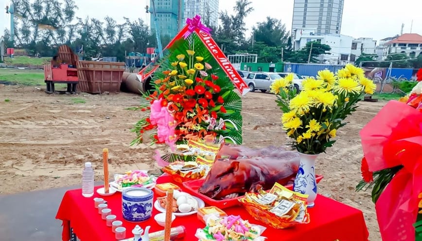 Gia chủ cần mặc trang phục chỉnh tề, chắp tay vái lạy