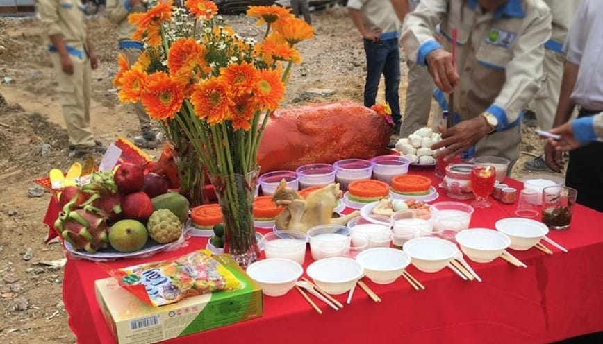 Mâm cúng động thổ đầy đủ lễ vật bày trên bàn