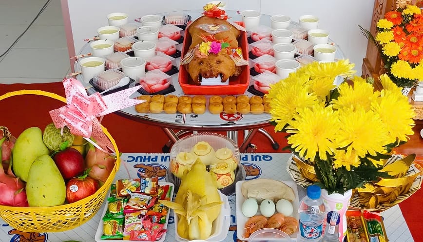 Chuẩn bị mâm cúng đầy đủ
