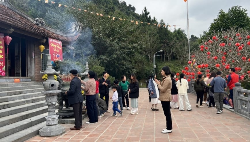 Vì sao nhiều gia đình đi chùa đầu năm?