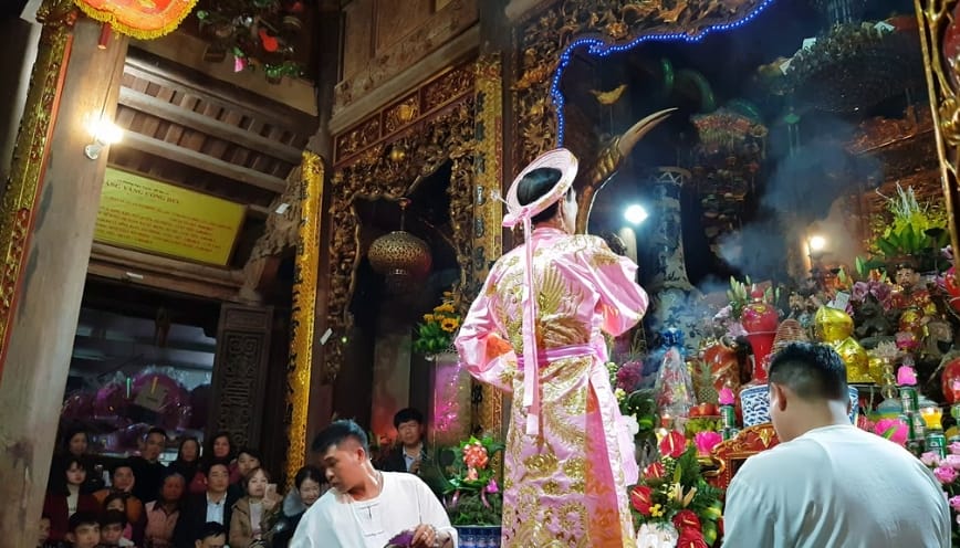 Đọc văn khấn Cô Chín Suối Rồng với thái độ kính cẩn, trang nghiêm