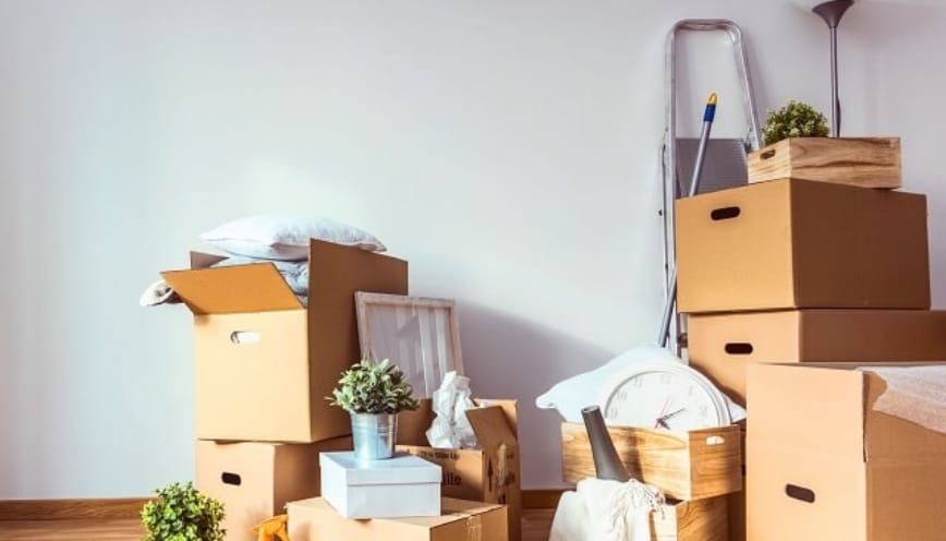 Lần lượt chuyển đồ vào nhà trong khung giờ đẹp