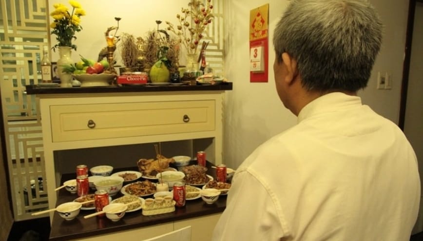 Thắp hương và đọc văn khấn rước ông Táo về