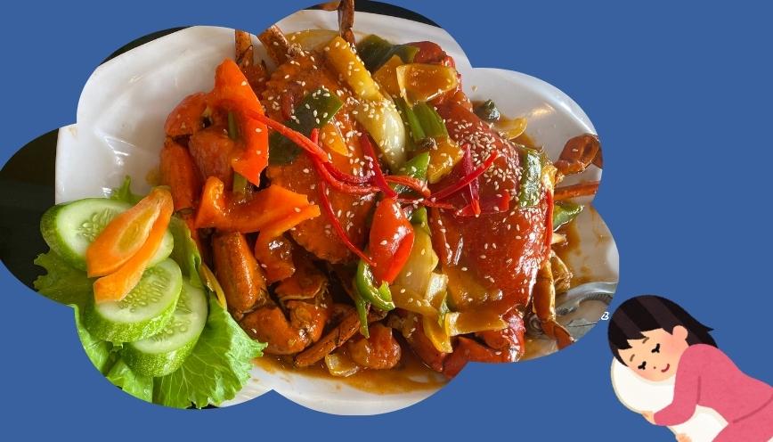 Ăn cua bị càng kẹp tay khi mơ