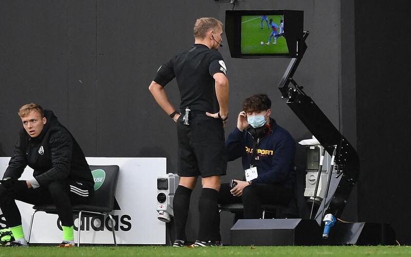 VAR hỗ trợ trọng tài xem xét tình huống có khả năng dẫn đến thẻ đỏ trực tiếp