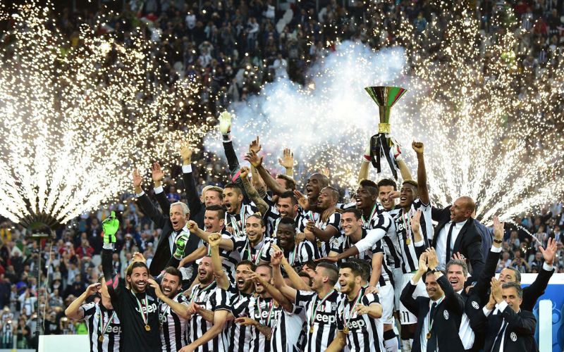Juventus ăn mừng Scudetto trong thời kỳ thống trị Serie A liên tiếp ở thập niên 2010