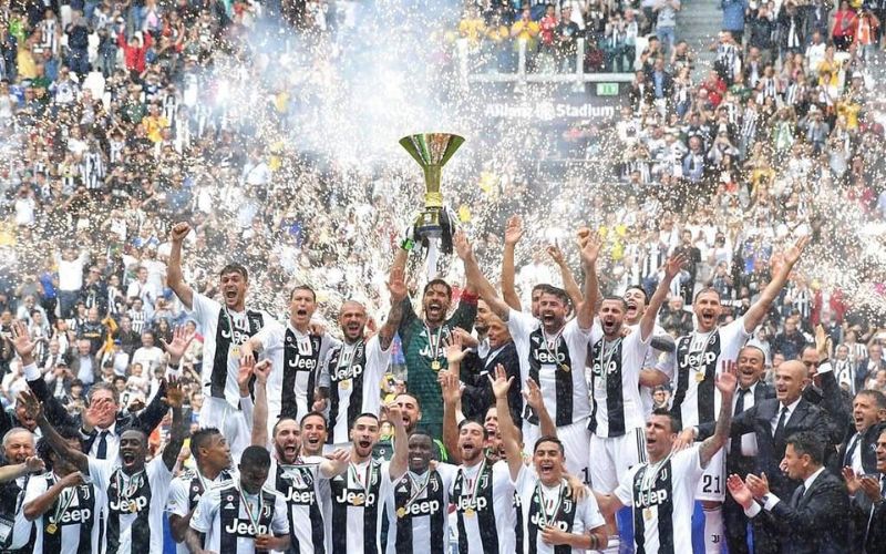 Chiếc cúp Serie A tượng trưng cho kỷ lục 36 lần vô địch quốc gia của Juventus