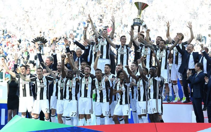 Juventus nâng cúp Serie A trong lễ đăng quang đầy pháo sáng và sắc áo đen trắng