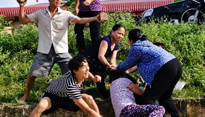 Chiêm bao cảnh hàng xóm đánh nhau và mình đứng ra can ngăn